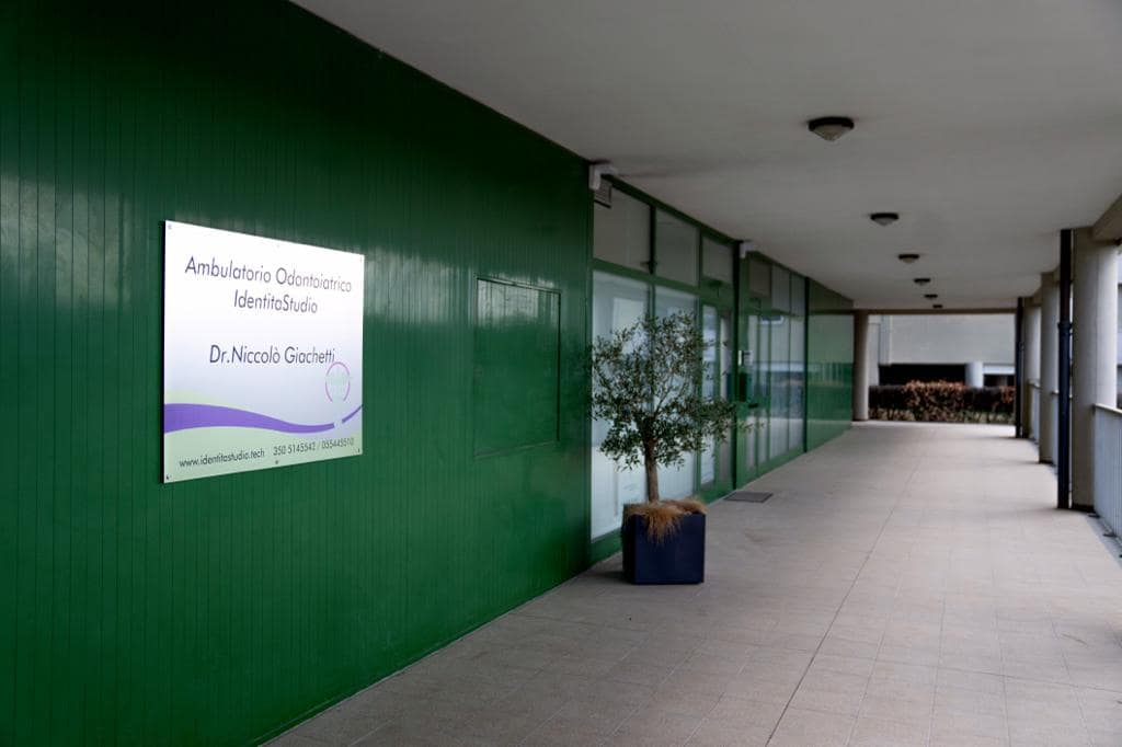 Il corridoio dell’ambulatorio, con la parete verde e la targa dello studio