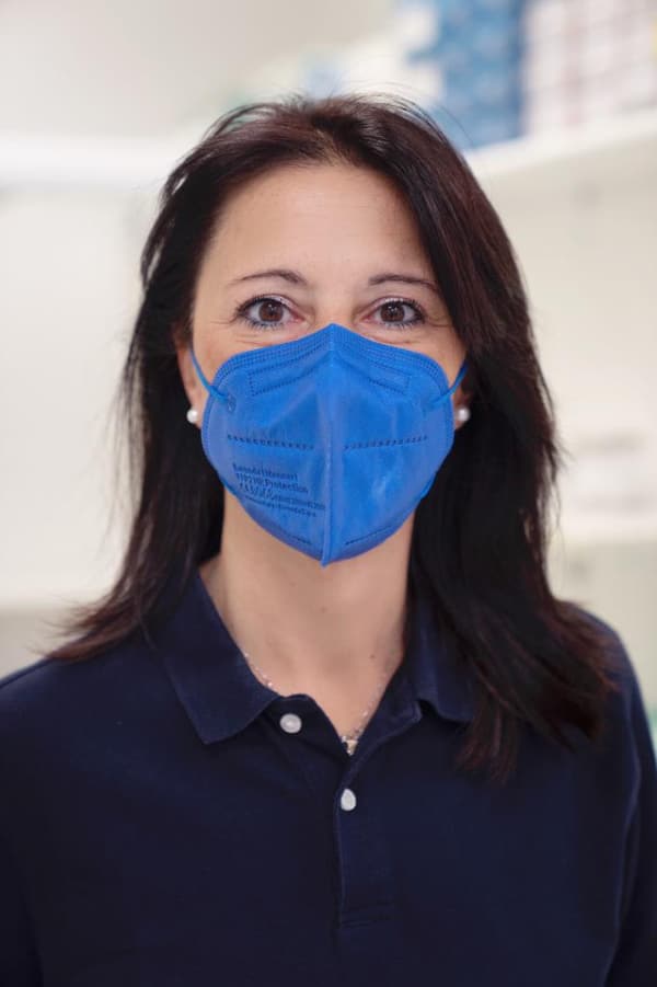 Una professionista del team di Identità Studio con la mascherina azzurra