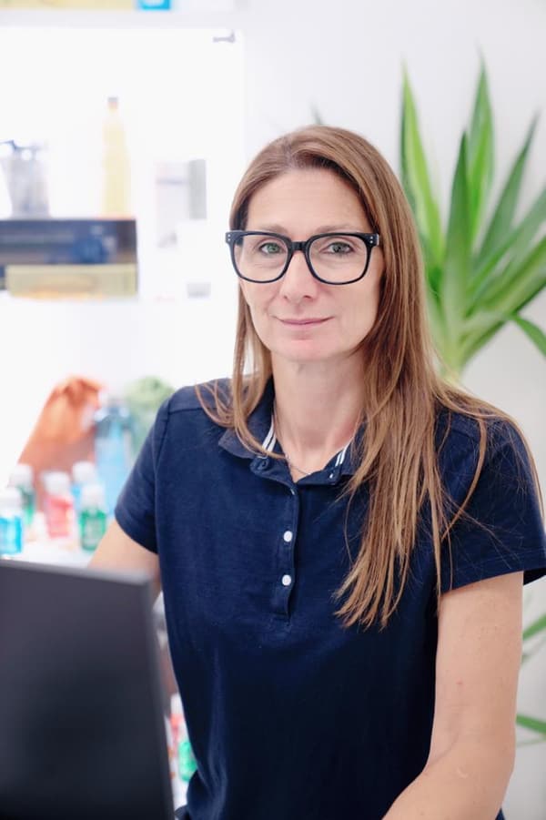 Una professionista del team di Identità Studio con gli occhiali